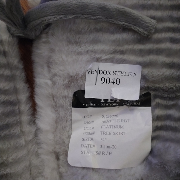 Mumbai Christmas Tree Skirt Platinum Faux Mink Fur Round Gorgeous Skirt 54" - Picture 4 of 11